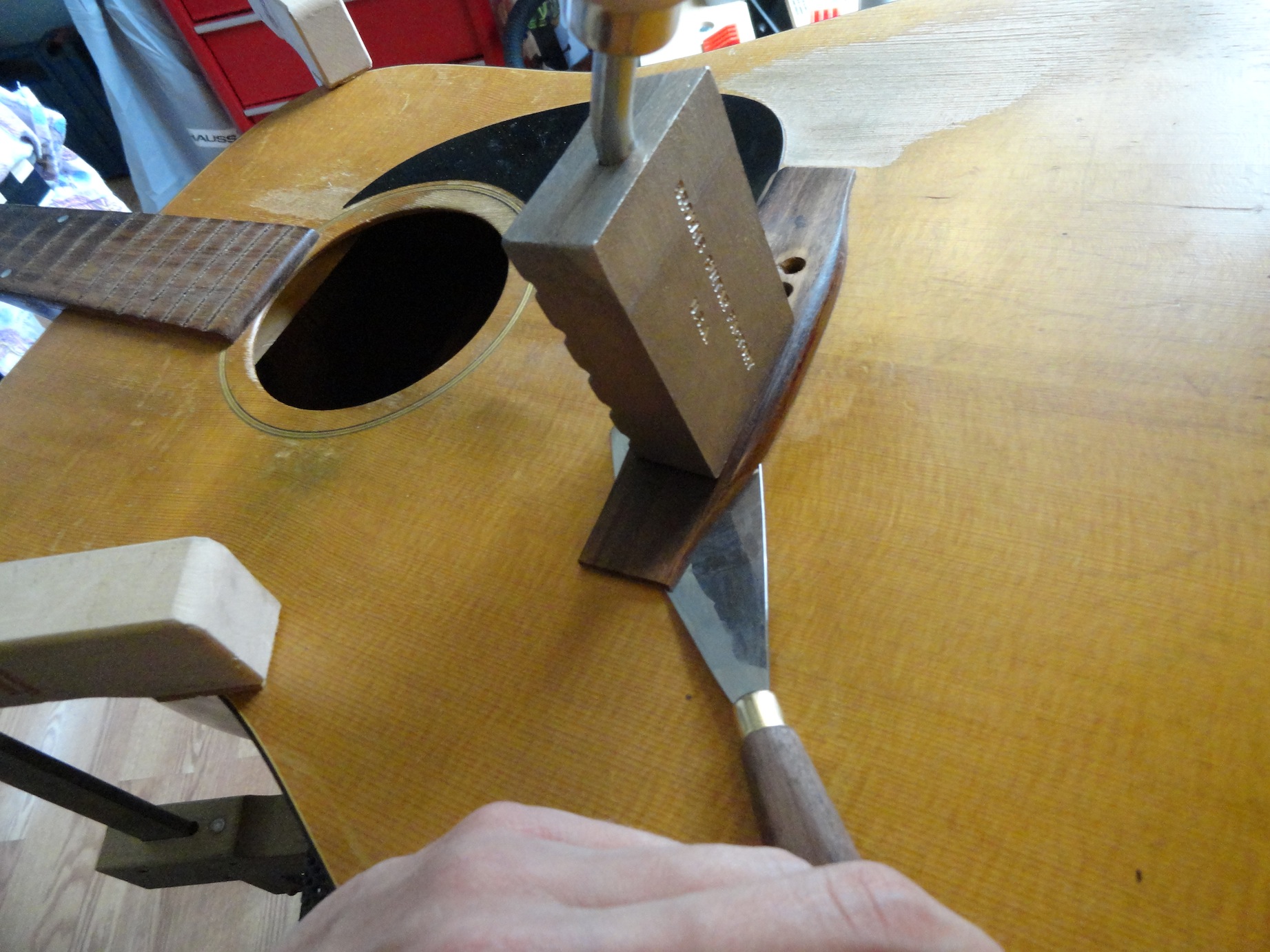 Repairing an acoustic guitar bridge - removing bridge